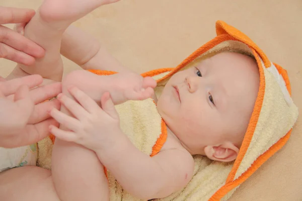 Menino lindo, cinco meses de idade brincando — Fotografia de Stock