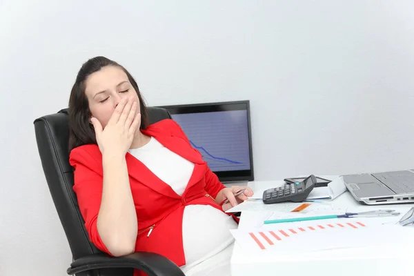 Schöne Geschäftsfrau träumt während der Arbeit am Computer bei h — Stockfoto