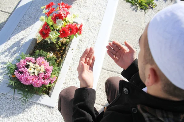 Islamic praying on dead person — Stock Photo, Image