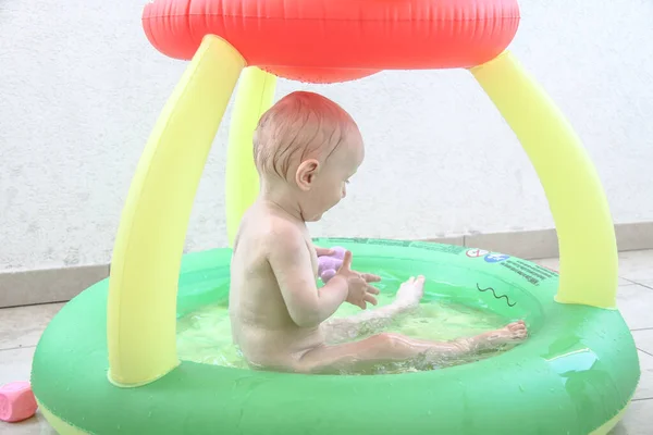 Hermoso bebé niño jugando en playland — Foto de Stock