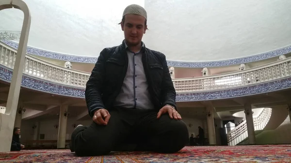 Muslim Man Is Praying In The Mosque — Stock Photo, Image