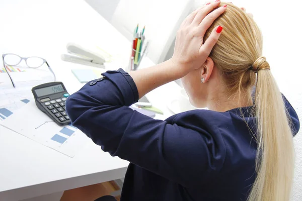 Business woman analyzing investment charts with calculator and l — Stock Photo, Image