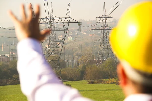 Ingénieur debout à la centrale électrique — Photo