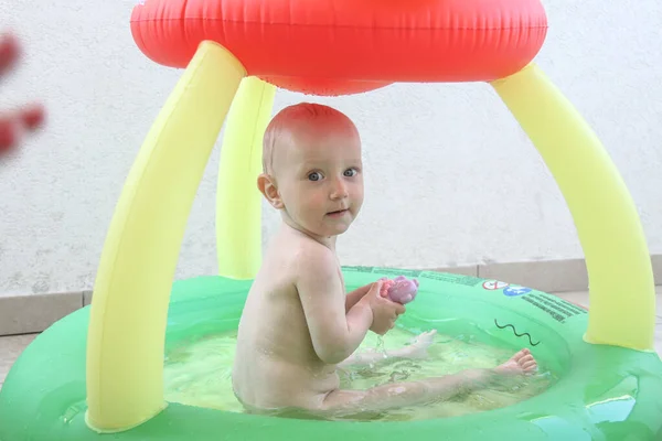 Beau bébé garçon d'un an jouant dans la piscine — Photo