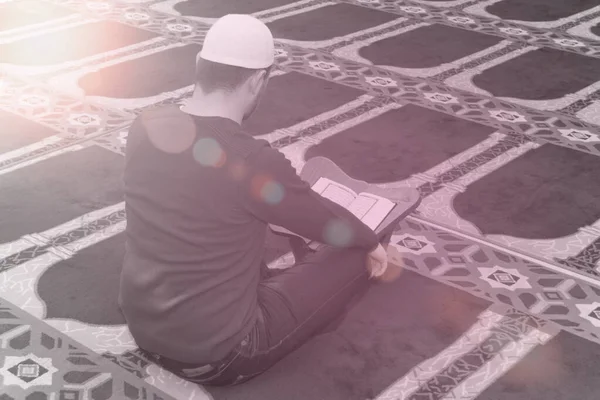 Homem muçulmano recitando do livro sagrado Alcorão, Alcorão, religião islâmica — Fotografia de Stock