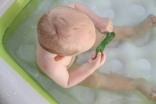 Hermoso niño de un año jugando en la piscina —  Fotos de Stock