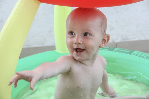 Un an bébé garçon jouant dans le lit — Photo