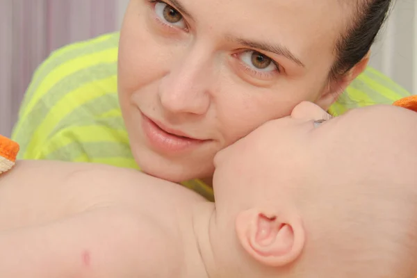 Matka si hrát s její pěti měsíců chlapeček — Stock fotografie