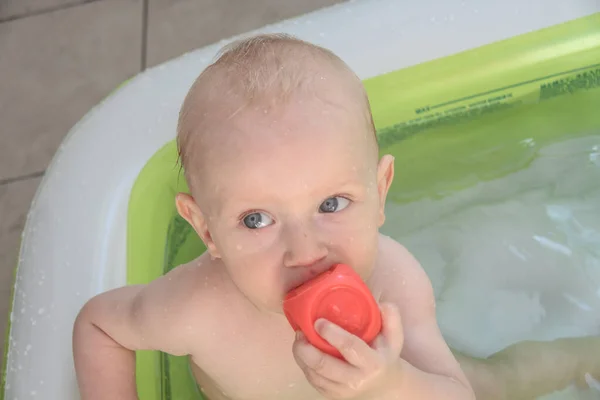 Hermoso niño de un año jugando en la piscina —  Fotos de Stock