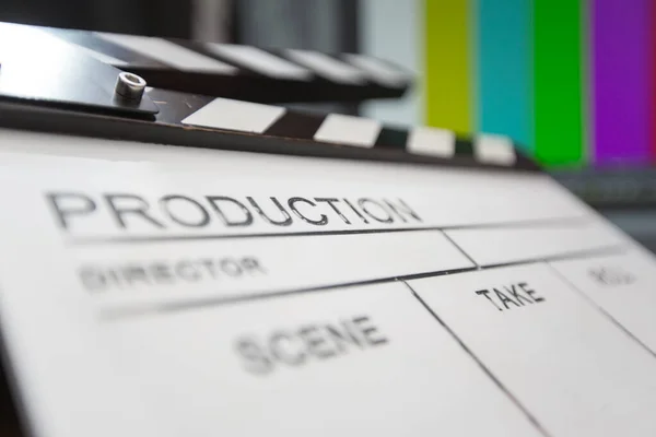 Film clapper en bewerkingsruimte op de achtergrond — Stockfoto