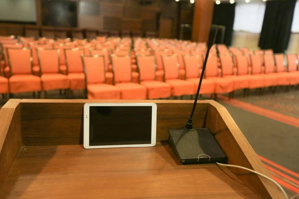 Rostrum con micrófono e ipad en la sala de conferencias —  Fotos de Stock