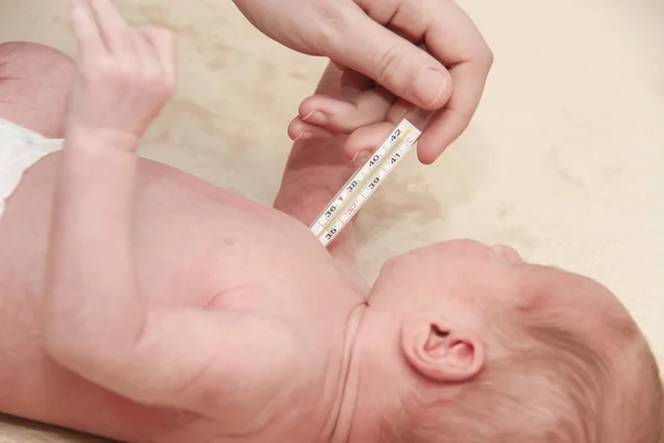Meting van de temperatuur van baby 's in thermometer — Stockfoto