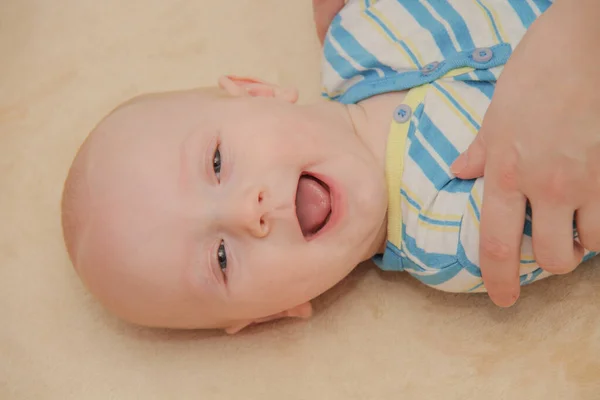 Mooie babyjongen, vijf maanden oude spelen — Stockfoto