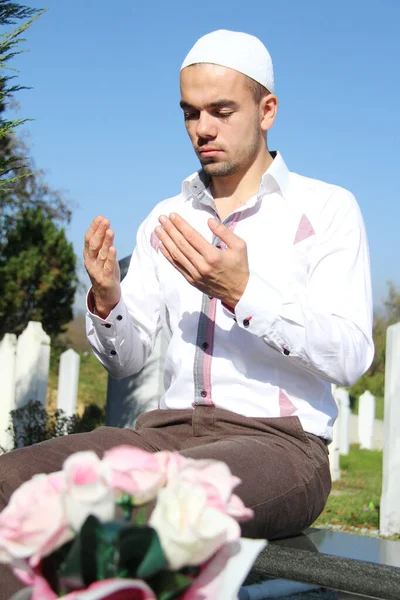 Jovem homem muçulmano perto da sepultura de seu pai — Fotografia de Stock