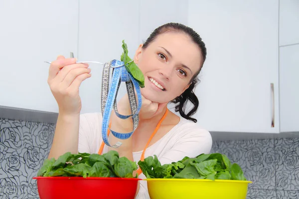 Žena připravuje zdravé jídlo, špenát ve své moderní kuchyni — Stock fotografie