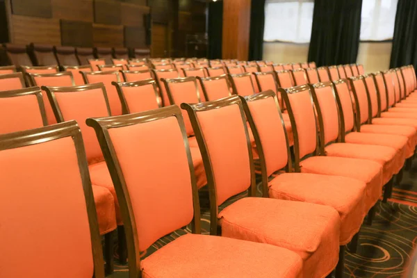 Sala de conferencias o sala de seminarios, fila de asientos vacíos en el auditorio —  Fotos de Stock