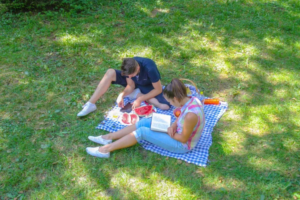 Щаслива пара насолоджується пікніку в парку — стокове фото
