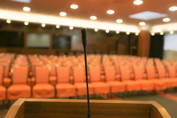 Rostrum con micrófono en sala de conferencias —  Fotos de Stock
