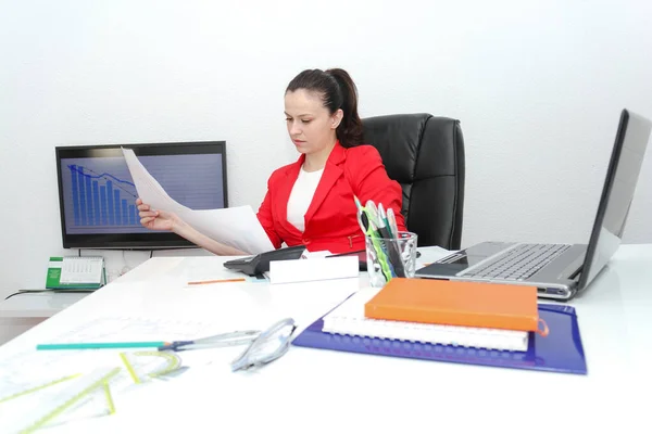 Mujer de negocios bonita analizando gráficos de inversión con calculato —  Fotos de Stock