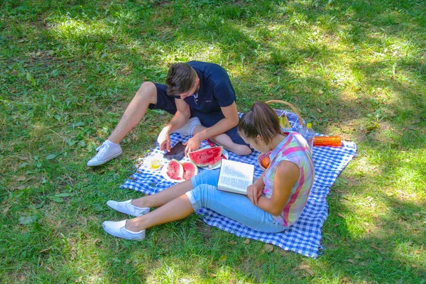 Szczęśliwa para cieszyć się na pikniku w parku — Zdjęcie stockowe
