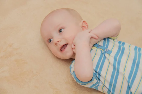 Bellissimo bambino, cinque mesi di gioco — Foto Stock