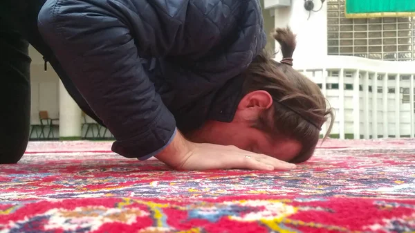 Muslim Man Is Praying In The Mosque — Stock Photo, Image