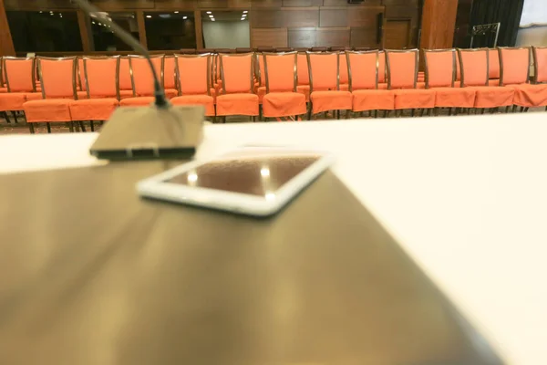 Podium mit Mikrofon und iPad im Konferenzsaal — Stockfoto