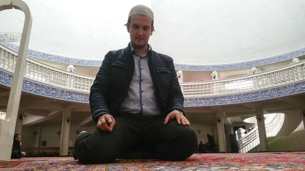A muszlim ember imádkozik a mecsetben. — Stock Fotó