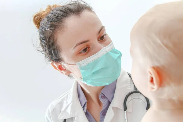 Niño enfermo de un año de edad en la joven doctora — Foto de Stock