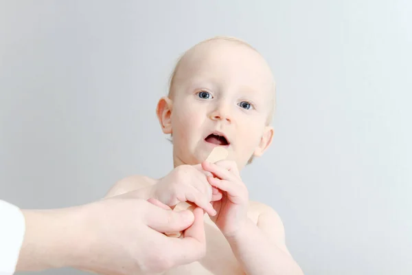 Ein Jahr alter kranker Junge bei der jungen Ärztin — Stockfoto