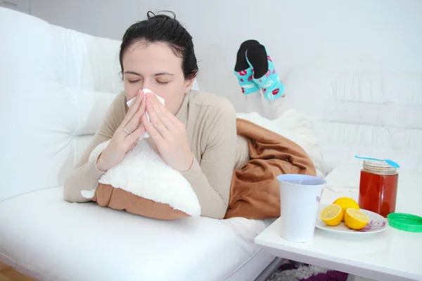 Jonge zieke vrouw liggend in bed — Stockfoto