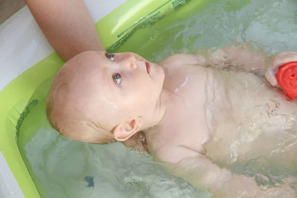 Hermoso niño de un año jugando en la piscina —  Fotos de Stock