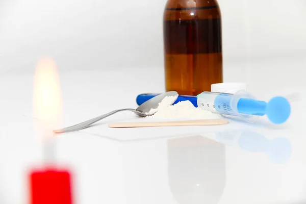 Drogová stříkačka a vařený heroin na lžičce — Stock fotografie