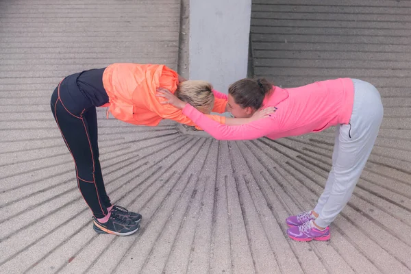 Dvě Mladé Běžkyně Připravují Běhání Městské Ulici Fit Tělo Vyžaduje — Stock fotografie