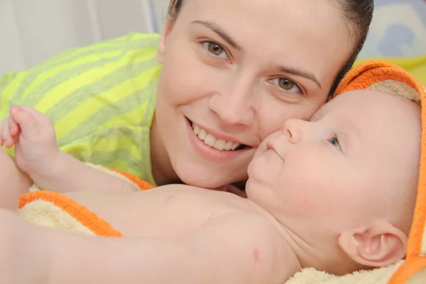 Moeder genieten van het spelen met haar vijf maanden babyjongen — Stockfoto