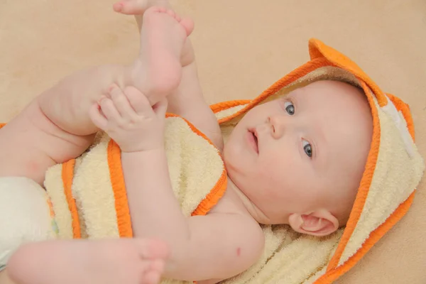 Menino lindo, cinco meses de idade brincando — Fotografia de Stock