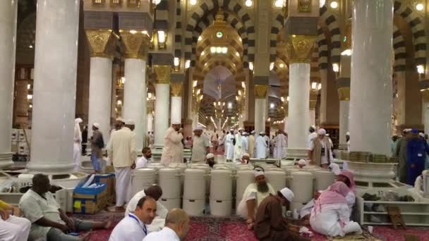 MECCA, ARABIA SAUDITA, septiembre de 2016 - peregrinos musulmanes de todo el mundo se reunieron para realizar Umrah o Hajj en la Mezquita Haram en La Meca . — Vídeos de Stock