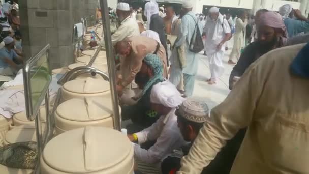 Mecca, Saudi-Arabië, September 2016 - moslim pelgrims van over de hele wereld verzameld of uit te voeren Umrah Hajj in de moskee Haram in Mekka. — Stockvideo