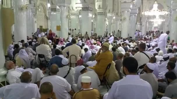 MECCA, SAUDI ARABIA, septembrie 2016 - pelerini musulmani din întreaga lume s-au adunat pentru a interpreta Umrah sau Hajj la Moscheea Haram din Mecca . — Videoclip de stoc