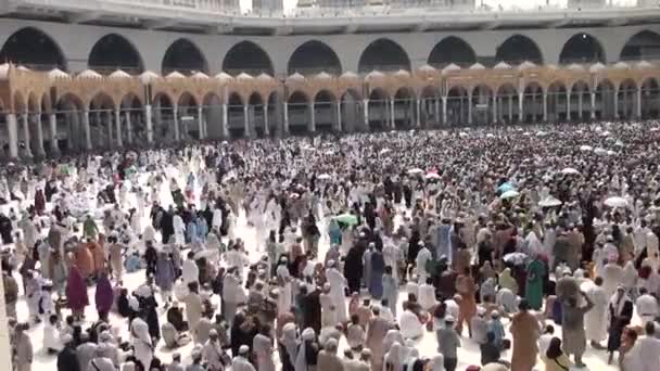 MECCA, SAUDI ARABIA, setembro de 2016 - Peregrinos muçulmanos de todo o mundo se reuniram para realizar Umrah ou Hajj na Mesquita Haram em Meca . — Vídeo de Stock