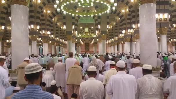 MECCA, SAUDI ARABIA, September 2016 - Muslim pilgrims from all over the world gathered to perform Umrah or Hajj at the Haram Mosque in Mecca. — Stock Video