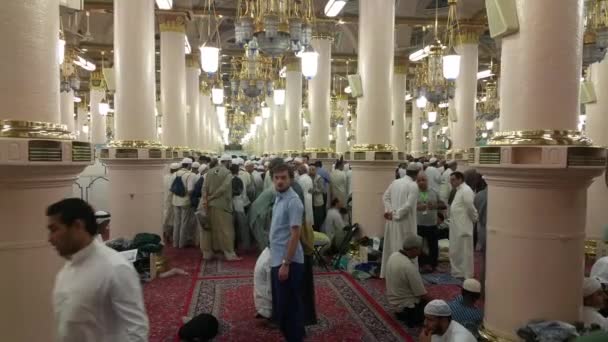 Mekka, saudi-arabien, September 2016 - muslimische Pilger aus aller Welt versammelten sich, um in der Haram-Moschee in Mekka eine Umrah oder Hadsch durchzuführen.. — Stockvideo