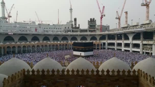 MECCA, ARABIA SAUDITA, septiembre de 2016 - peregrinos musulmanes de todo el mundo se reunieron para realizar Umrah o Hajj en la Mezquita Haram en La Meca . — Vídeos de Stock