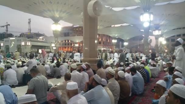 MECCA, SAUDI ARABIA, September 2016 Peziarah Muslim dari seluruh dunia berkumpul untuk melakukan Umrah atau Haji di Masjid Haram di Mekkah . — Stok Video