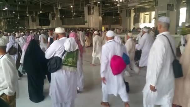 Mekka, saudi-arabien, September 2016 - muslimische Pilger aus aller Welt versammelten sich, um in der Haram-Moschee in Mekka eine Umrah oder Hadsch durchzuführen.. — Stockvideo