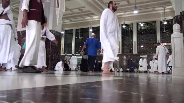 Mecca, Saudi-Arabië, September 2016 - moslim pelgrims van over de hele wereld verzameld of uit te voeren Umrah Hajj in de moskee Haram in Mekka. — Stockvideo