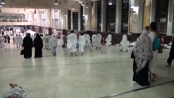 MECCA, SAUDI ARABIA, September 2016 Peziarah Muslim dari seluruh dunia berkumpul untuk melakukan Umrah atau Haji di Masjid Haram di Mekkah . — Stok Video