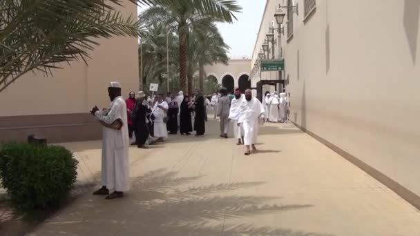 Mekka, Saudiarabien, September 2016 - muslimska pilgrimer från hela världen samlades för att utföra Umrah eller Hajj i Haram-moskén i Mekka. — Stockvideo