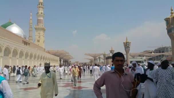 Mekka, Saudiarabien, September 2016 - muslimska pilgrimer från hela världen samlades för att utföra Umrah eller Hajj i Haram-moskén i Mekka. — Stockvideo