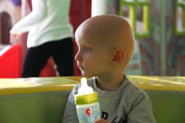 Güzel erkek bebek oyun alanında oynuyor.